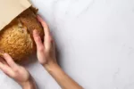 Kupujete tmavé pečivo? Nemusíte mít vyhráno, některé je jen obarvené karamelem