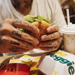 McPlant neobstál, lidé raději sáhnou po Big Macu: McDonald’s v USA vegetariánské burgery ruší