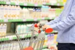 Kolik a za co? Máslo nadále zdražuje, peněženkám naopak uleví brambory a cukr