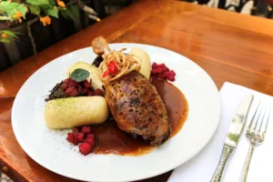 Na svatého Martina husa nesmí chybět. Tradice, která přežila staletí, má hlubší smysl než jen křupavou kůži