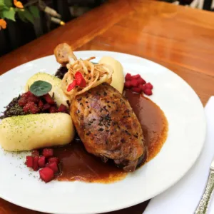 Na svatého Martina husa nesmí chybět. Tradice, která přežila staletí, má hlubší smysl než jen křupavou kůži