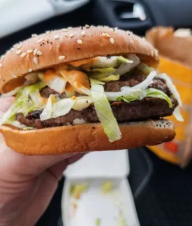 Je možné jíst každý den fastfood a přitom zůstat zdravý? Výzkum, který mění pohled na věc