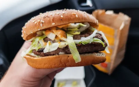 Je možné jíst každý den fastfood a přitom zůstat zdravý? Výzkum, který mění pohled na věc