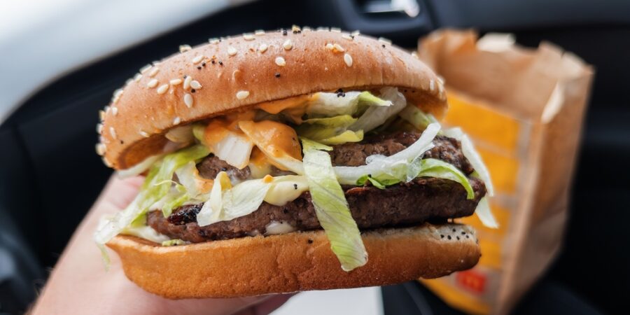 Je možné jíst každý den fastfood a přitom zůstat zdravý? Výzkum, který mění pohled na věc