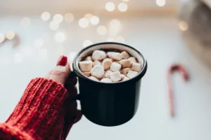 Zkuste marshmallows jinak: Vánoční cappuccino, exotické špízy i cukrářská magie