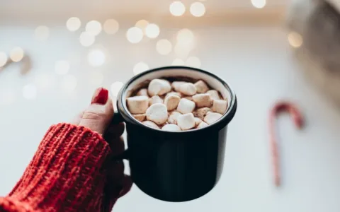 Zkuste marshmallows jinak: Vánoční cappuccino, exotické špízy i cukrářská magie