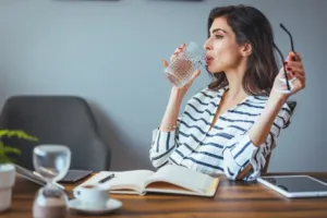 Pitný režim v chladném období: Organismus může v nízkých teplotách přicházet o vodu podobným tempem jako v horku