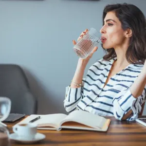 Pitný režim v chladném období: Organismus může v nízkých teplotách přicházet o vodu podobným tempem jako v horku