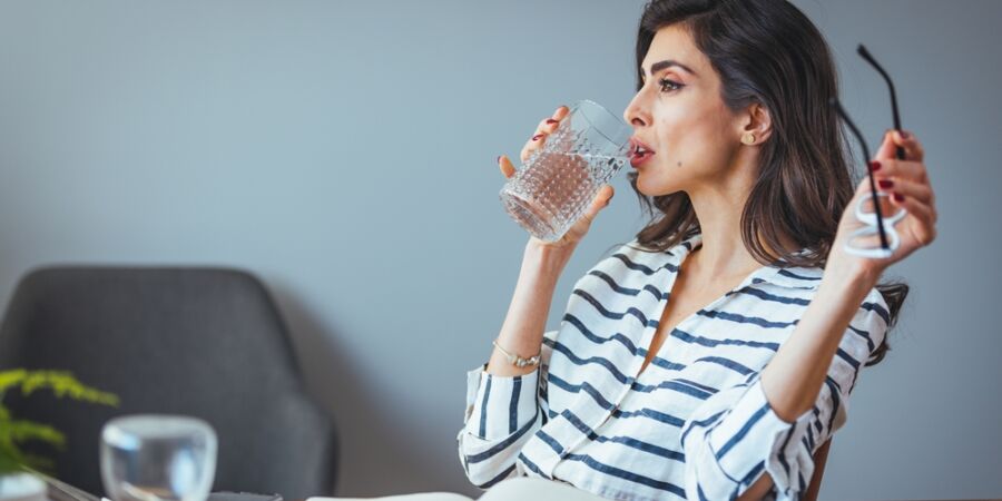 Pitný režim v chladném období: Organismus může v nízkých teplotách přicházet o vodu podobným tempem jako v horku