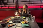 Vyzkoušeno: Vlastní gril, vlastní příběh – korejský kulinářský rituál, kde se host stává šéfkuchařem