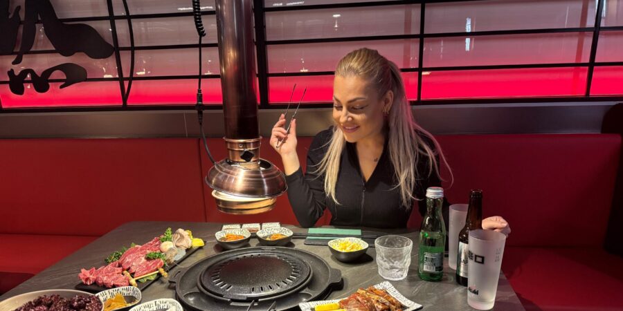 Vyzkoušeno: Vlastní gril, vlastní příběh – korejský kulinářský rituál, kde se host stává šéfkuchařem