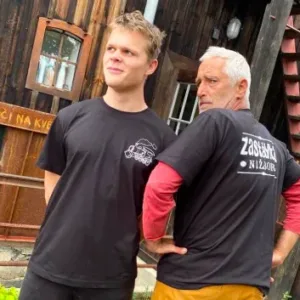 V Zastávce Nižbor Tomáše Hanáka si můžete dát pivo za 45 korun a klidně pak usnout ve vagonu