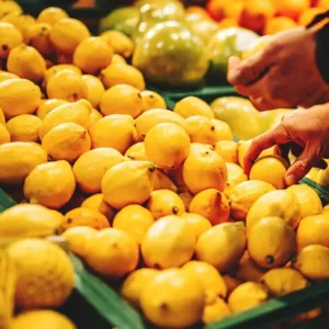Češi se bojí citronové krize, prognózy však podle Prouzy kyselé nejsou