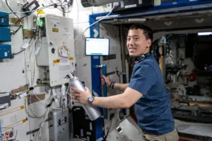 Na světě je první vesmírný burger: Astronaut na ISS vytvořil vlastní verzi fastfoodové klasiky.
