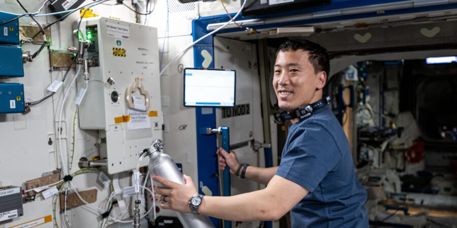 Na světě je první vesmírný burger: Astronaut na ISS vytvořil vlastní verzi fastfoodové klasiky.