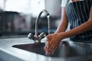 Světový den hygieny rukou 2025 připomíná, že bezpečnost potravin začíná dřív, než vezmeme do ruky nůž