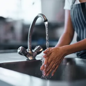 Světový den hygieny rukou 2025 připomíná, že bezpečnost potravin začíná dřív, než vezmeme do ruky nůž