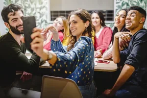 Od virálních receptů k udržitelnosti: Jak Gen Z přetváří potravinový trh