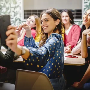 Od virálních receptů k udržitelnosti: Jak Gen Z přetváří potravinový trh