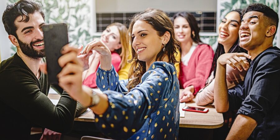 Od virálních receptů k udržitelnosti: Jak Gen Z přetváří potravinový trh