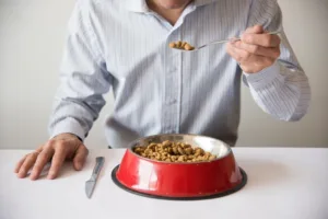Granule už nejen pro psy? Na sociálních sítích se objevuje nový fenomén – lidské granule