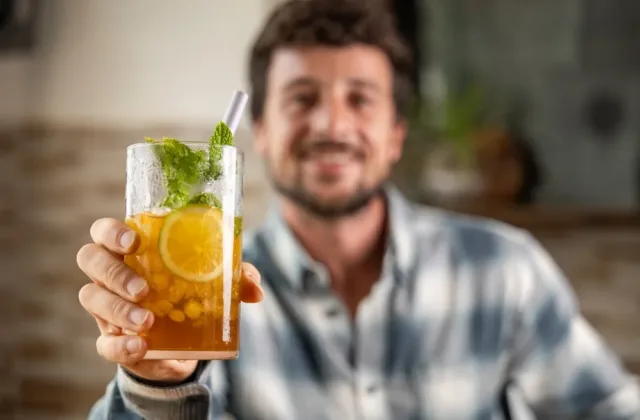 Dnes slaví Iced Tea! Češi mu však už třicet let říkají špatně