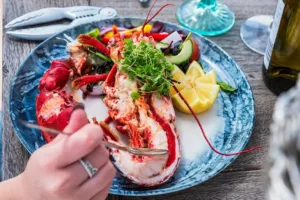 Dříve jídlo vězňů, dnes hrdina nedělního brunche. Lobster roll se v Česku zabydlel dřív, než jsme stihli dolouskat menu