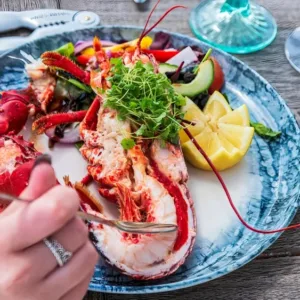 Dříve jídlo vězňů, dnes hrdina nedělního brunche. Lobster roll se v Česku zabydlel dřív, než jsme stihli dolouskat menu