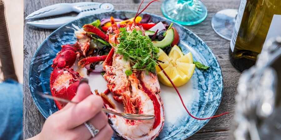 Dříve jídlo vězňů, dnes hrdina nedělního brunche. Lobster roll se v Česku zabydlel dřív, než jsme stihli dolouskat menu