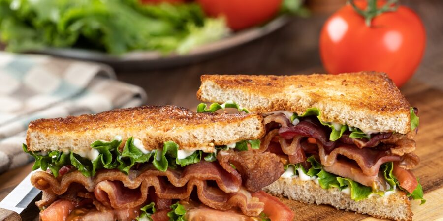 Sendvič BLT slaví svůj den – ale s přepálenou slaninou a bílým toastem zdraví radost neudělá: Jak na něj jinak?