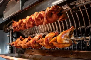 Dnes má svátek rotisserie kuře: fenomén křupavé kůrky a šťavnatého masa slaví svůj den