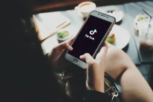 Tik Tok na talíři není vždycky výhra: „Zdravé“ trendy mladých mohou vést i k extrémům