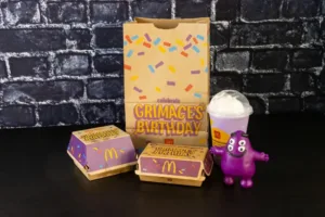 Po kontroverzních Prime drinkách přichází nové trendy: Děti šílí po Grimace Shake a Labubu