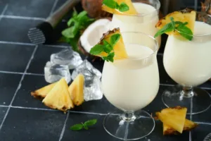 Z tropické exkluzivity do všech plážových barů: Piña colada slaví sedmdesát let od svého vzniku.