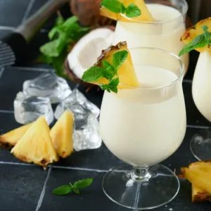Z tropické exkluzivity do všech plážových barů: Piña colada slaví sedmdesát let od svého vzniku.