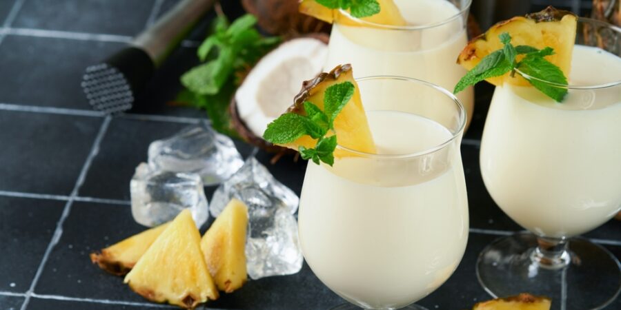 Z tropické exkluzivity do všech plážových barů: Piña colada slaví sedmdesát let od svého vzniku.