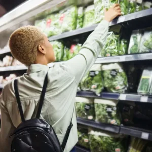 Salát raději čerstvý než balený: Potraviny obsahující hodně vlhkosti uzavřené do plastového obalu mohou být plné bakterií