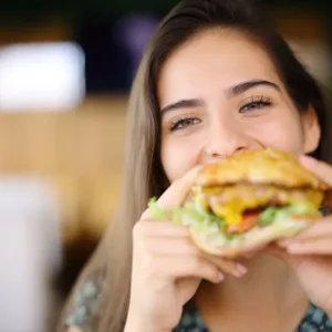 Sto krav v burgeru, růžový losos z prášku a brouci v bonbonech? Nevěřte mýtům