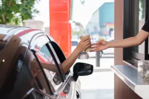 Dneska je důvod zajet si do Drive-thru: Už nejde jen o fast food, z okénka vydávají i vinaři