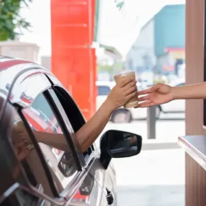 Dneska je důvod zajet si do Drive-thru: Už nejde jen o fast food, z okénka vydávají i vinaři