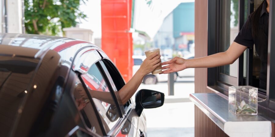Dneska je důvod zajet si do Drive-thru: Už nejde jen o fast food, z okénka vydávají i vinaři