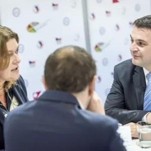 Prezidentka Večeřová na Zemi Živitelce: Po kritice byrokracie už jedná s eurokomisařem Hansenem o změnách