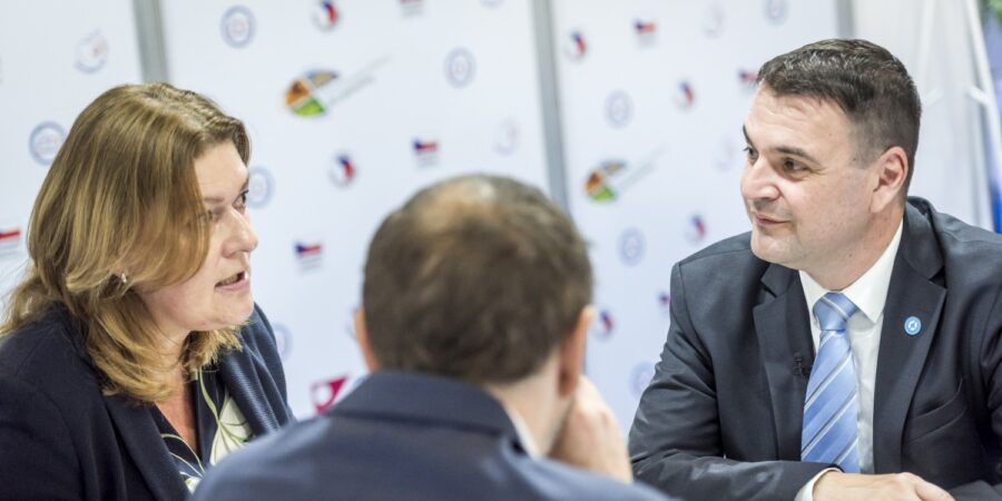 Prezidentka Večeřová na Zemi Živitelce: Po kritice byrokracie už jedná s eurokomisařem Hansenem o změnách