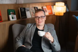 Dorty, matcha i vlastní pražírna. „Češi už nechtějí jen kafe do kelímku,“ říká šéf CrossCafe