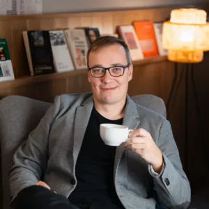 Dorty, matcha i vlastní pražírna. „Češi už nechtějí jen kafe do kelímku,“ říká šéf CrossCafe