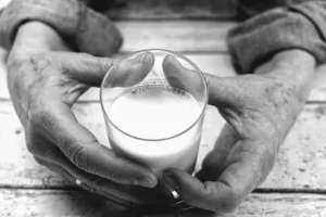 Kozí mléko s vitaminem D a vápníkem? Studie naznačuje možné benefity pro svaly i snížení tuku