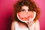 Dnešní den patří melounům: Japonci je pěstují hranaté kvůli místu v lednici, Američané šlechtí mini odrůdy pro páry