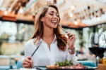 Co s vámi dělá hluk v restauraci? Cinkot skleniček a příborů má pro provozovatele nepoznané výhody