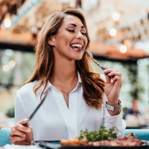 Co s vámi dělá hluk v restauraci? Cinkot skleniček a příborů má pro provozovatele nepoznané výhody