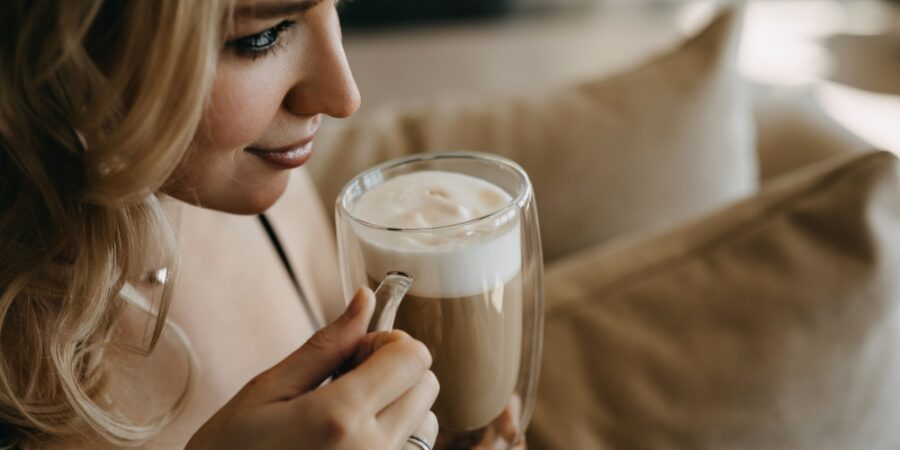Káva může být víc než ranní probuzení – stačí vynechat sirupy, přidat skořici či vlákninu a podpoří i mozek, metabolismus a střeva
